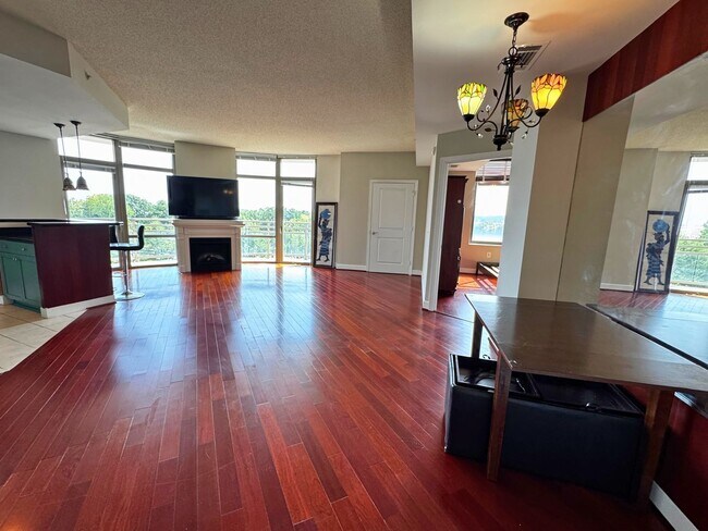 Building Photo - Luxury Fully Furnished 2BR/2BA Corner Cond...