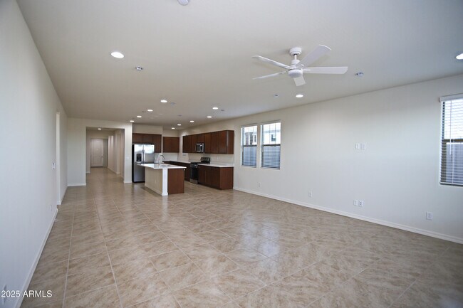 Building Photo - 879 W Finch Dr