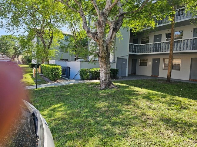 Building Photo - 900 Tallwood Ave