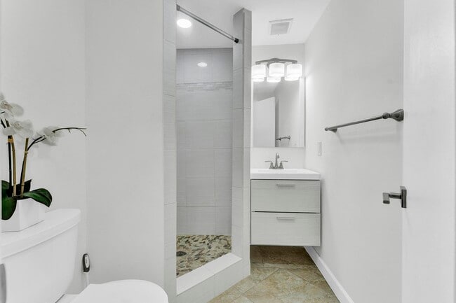 Building Photo - 5921 NE 15th Ave