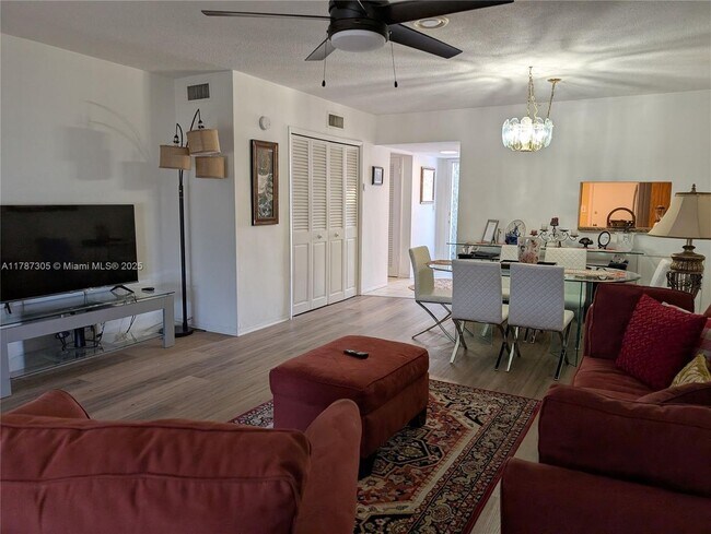 Building Photo - 1501 NE Miami Gardens Dr