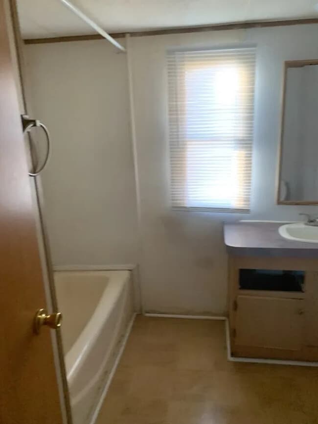 Building Photo - 3 Bedroom 2 bathroom