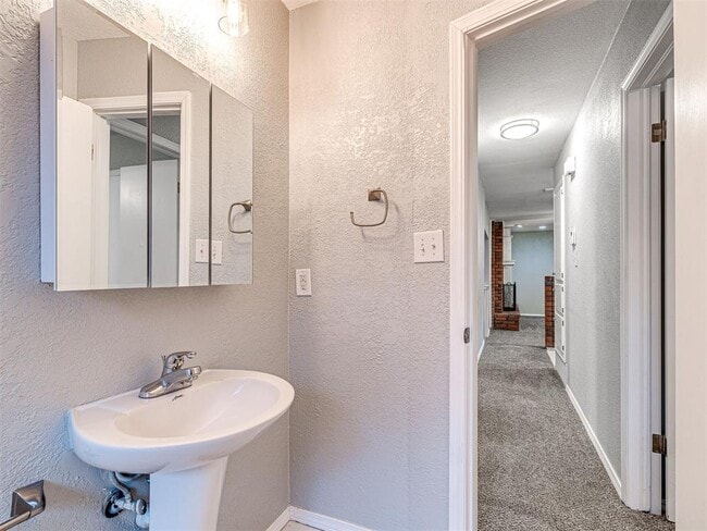 Building Photo - 305 Woodside Dr