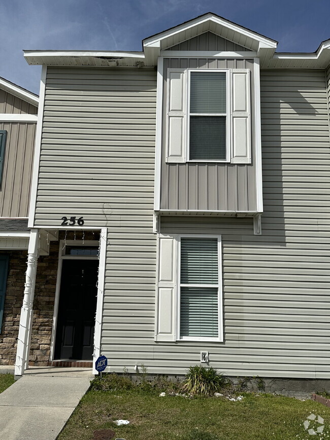 Building Photo - Charming 2 Bedroom 2 and a Half Bath Home!