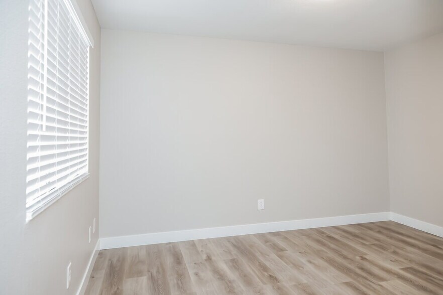 Building Photo - 2446 Cliffwood Dr