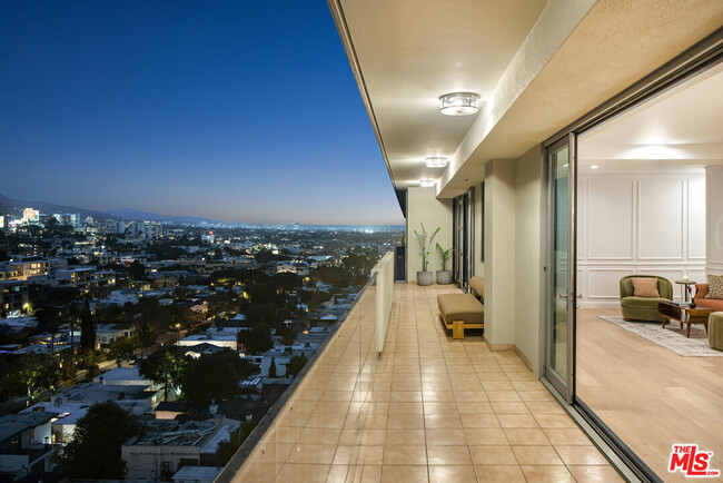 Building Photo - 818 N Doheny Dr