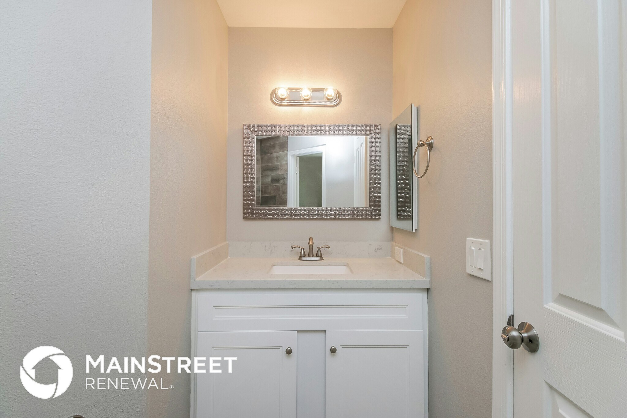 Building Photo - 8902 W Vernon Ave