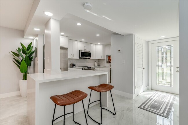 Building Photo - 9523 S Hollybrook Lake Dr