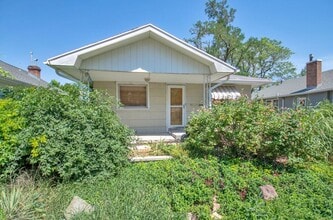 Building Photo - A Gardners Dream 2 Bed 1 Bath Home in Amazing SLC Location! Available NOW!