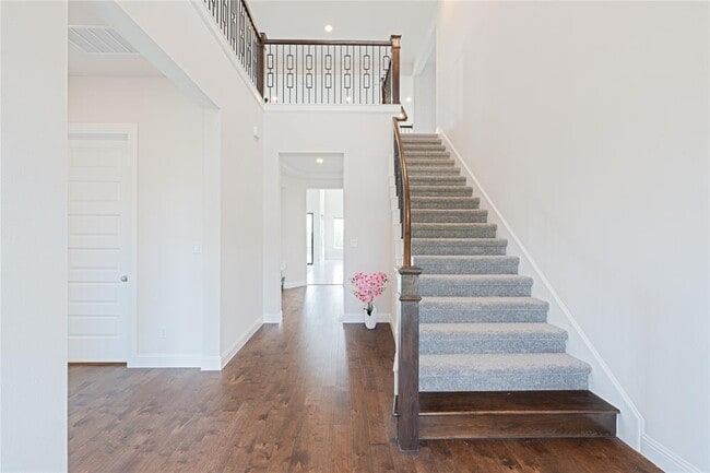 Building Photo - 301 Northcrest Dr