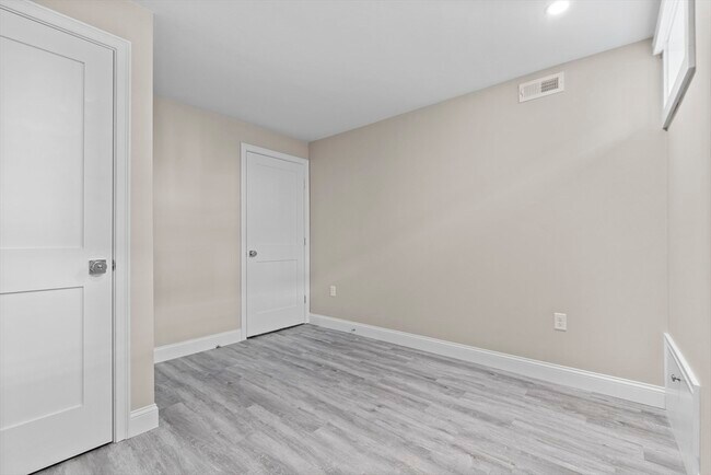 Building Photo - 769 E 6th St