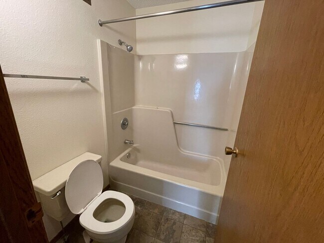 Building Photo - Very spacious 2 bed, 2 bath 4-plex unit lo...