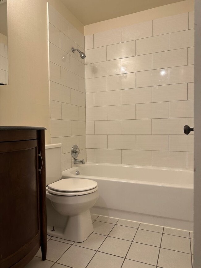 Building Photo - Beautiful 1 Bed/ 1 Bath Apartment Ravenswo...