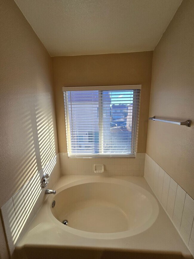 Building Photo - Spacious Two-Story Home in a Cul-de-Sac Location