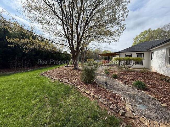 Building Photo - 916 Spring Hill Ct