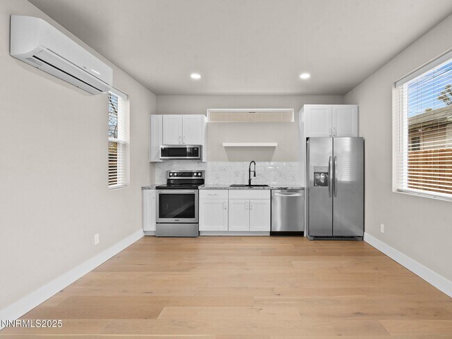 Building Photo - 1844 H St