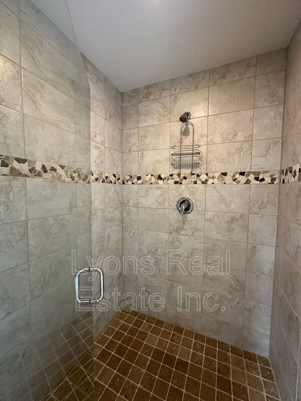 Building Photo - 2202 SE 8th St