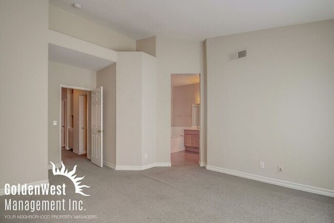 Building Photo - Immaculate 3Bdm 2.5Ba Townhouse with  2-Car Garage