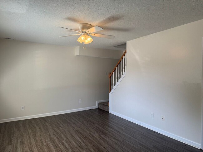 Building Photo - 3 bedroom, 1.5 bath Townhouse.
