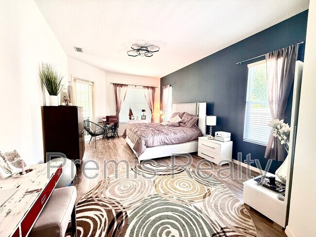 Building Photo - 431 Denise St