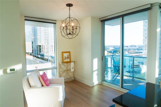 Building Photo - 300 Bowie St