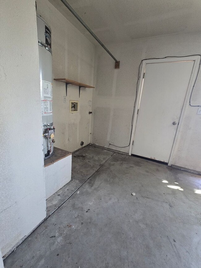 Building Photo - 2 Br 1 Ba available Now