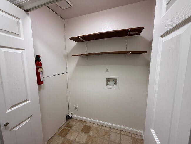 Building Photo - Parkview Condo close to shopping & Freeway!