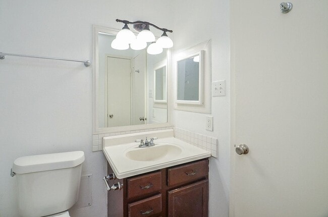 Building Photo - 2 Bedroom Memorial Condo with Utilities Included