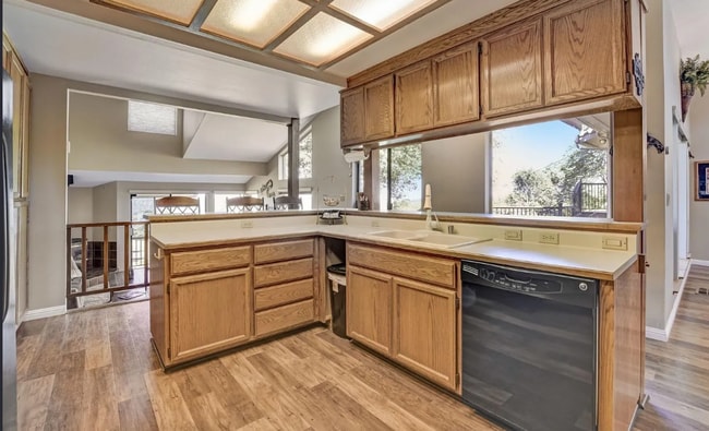 Building Photo - 6175 View Ridge Dr