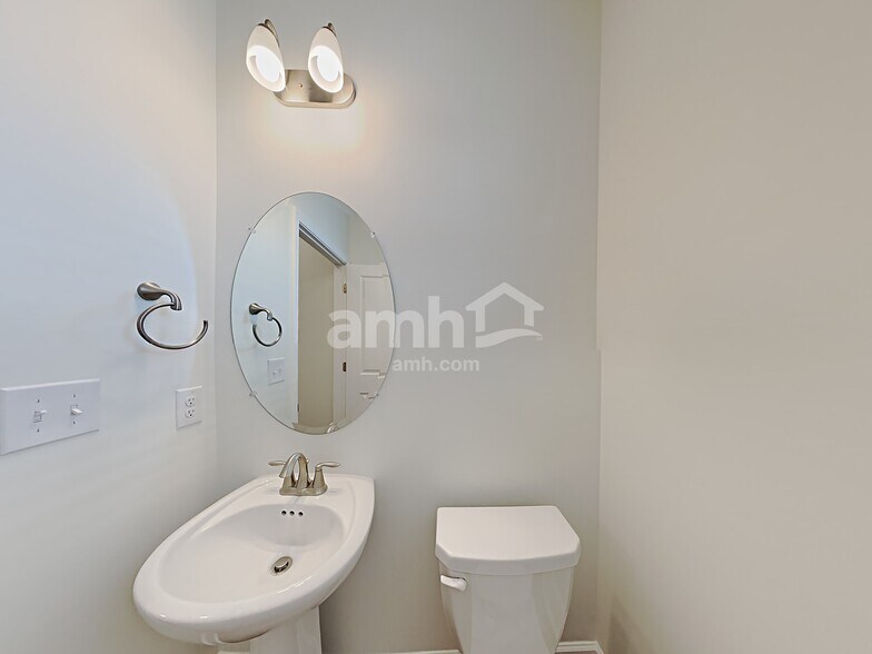 Building Photo - 2537 Highwood Blvd