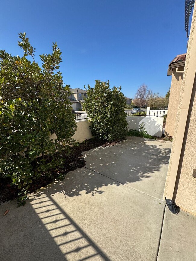 Building Photo - 3 Bed / 2.5 Bath Solar Home with Patio – Roseville – Available Now SEE VIDEO