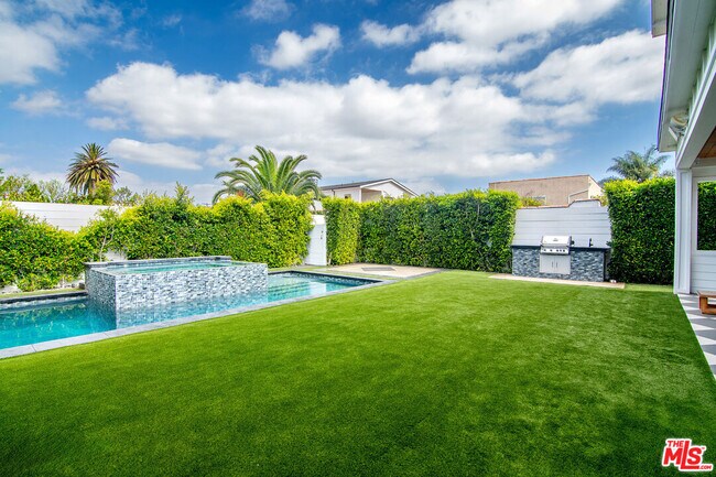 Building Photo - 418 N Poinsettia Pl