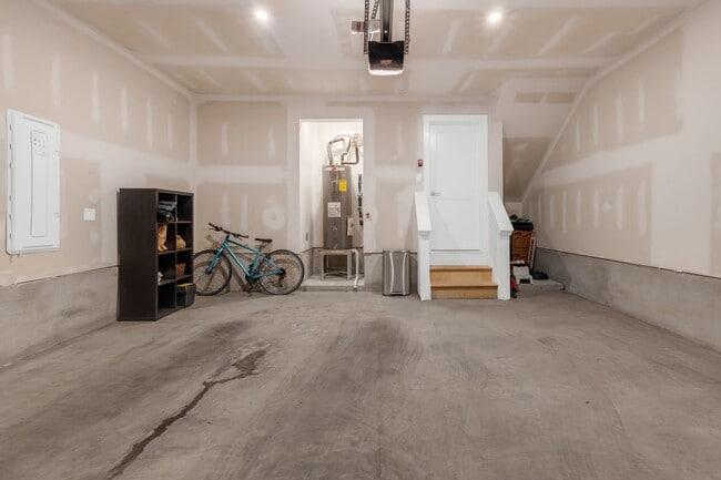 Building Photo - Modern 3 Bed, 3.5 Bath Townhome in The Nat...