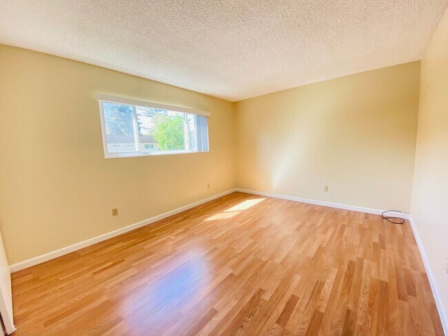 Building Photo - Condo Overlooking the American River!