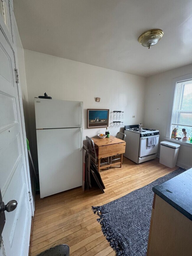 Building Photo - Lovely and Very Large Ravenswood Manor 1 BR