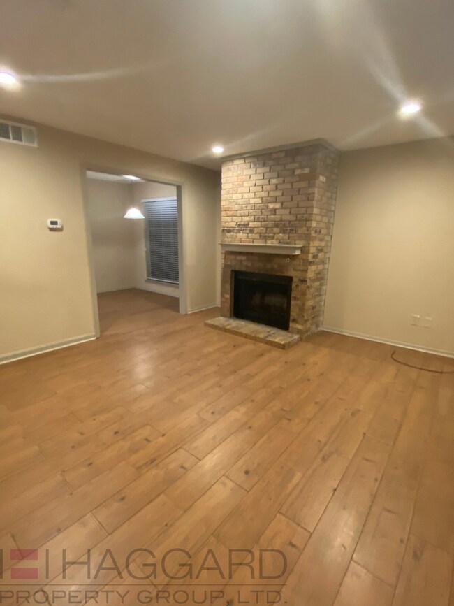 Building Photo - Move in Ready Duplex in Frisco!