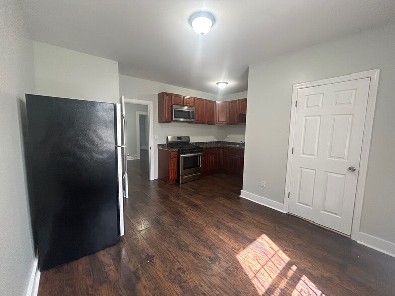 Kitchen - 152 Stuyvesant Ave