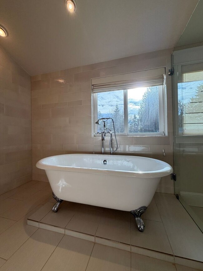 Building Photo - Gorgeous Custom Home In the Uplands Neighborhood. 4bd plus office. 2944sf.