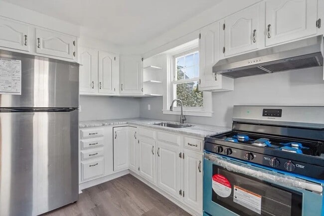Building Photo - Sunny & Bright Updated 2 BA / 1 Ba Home in Dartmouth