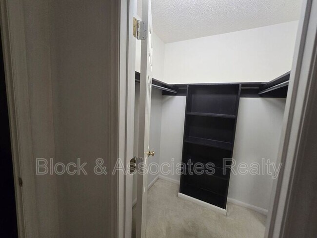 Building Photo - 606 English Ct