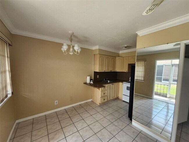 Building Photo - 2211 Lincoln St