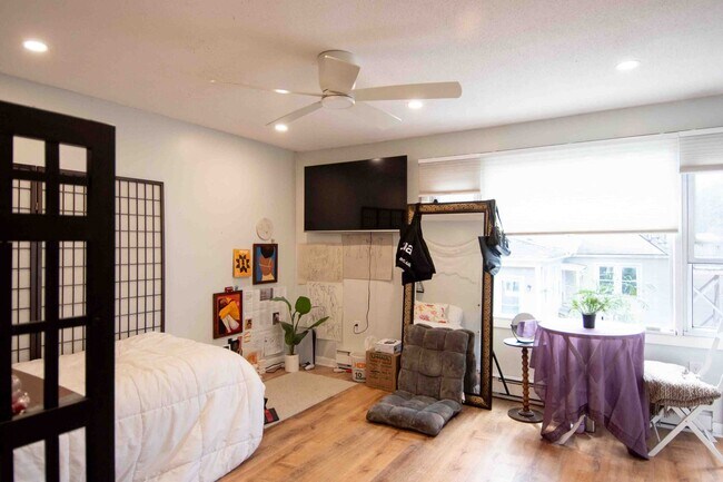 Building Photo - 2 Bedroom Condo Available August 15th