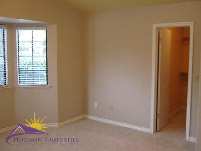 Building Photo - Open 2 Bed 2 Bath Natomas Duplex Unit