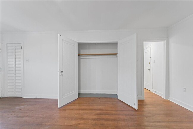 Building Photo - 3847-3849 Beechwood Blvd