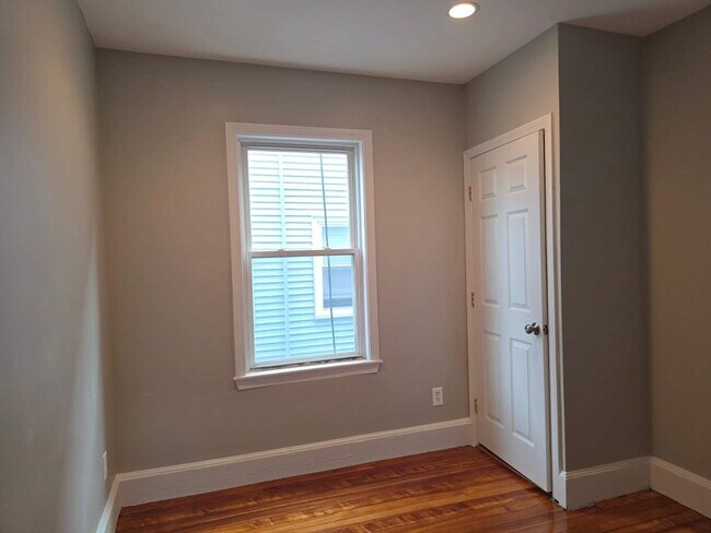 Building Photo - 574 Washington St