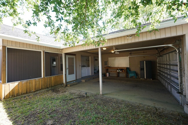 Building Photo - 243 Parkwood Cir