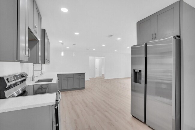 Building Photo - 865 SE Tierra Ct