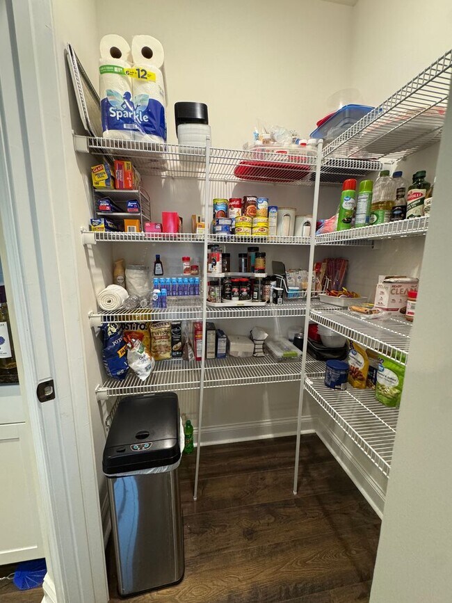 Building Photo - Beautiful 4 Bedroom Single Family Home