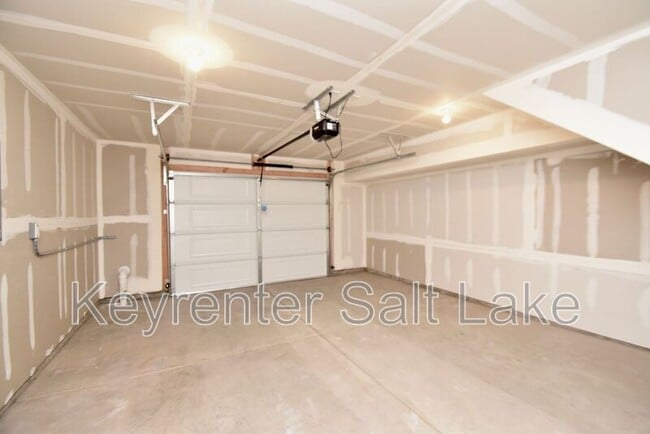 Building Photo - 1590 S 900 W