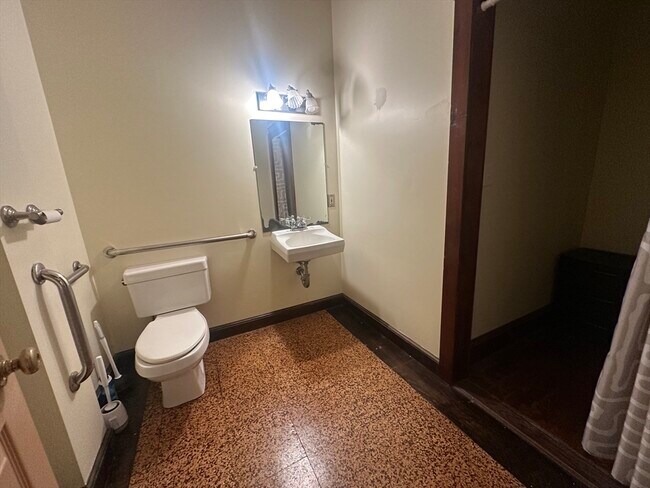 Building Photo - 3 Elm St